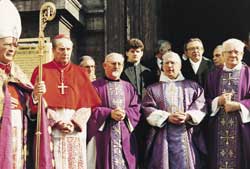 Il funerale di padre Arrupe il 9 febbraio 1991. Sono riconoscibili il cardinale Carlo Maria Martini, padre Peter-Hans Kolvenbach e Giulio Andreotti